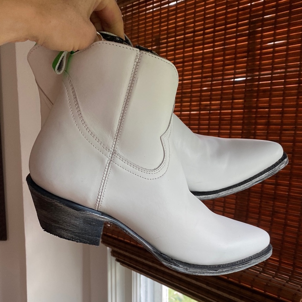 NWOT Mexicana White Leather Cowboy Ankle Boots